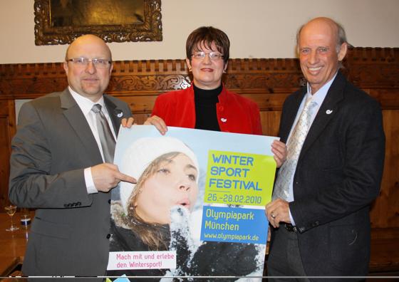 Ralph Huber (li.), Bürgermeisterin Christine Strobl und Willy Bogner, haben die Pläne für das erste Münchner Wintersportfestival vorgestellt. Foto: ko