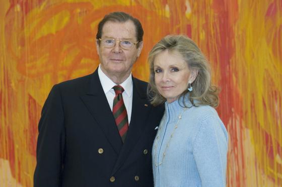 Roger Moore und seine Frau Kristina Tholstrup vor Ohne Titel (Roses) von Cy Twombly. 	Foto: Nicole Wilhelm