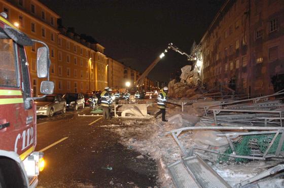 Vom Winde verweht: Ein Baugerüst in der Prinzregentenstraße stürzte ein. Foto: Feuerwehr
