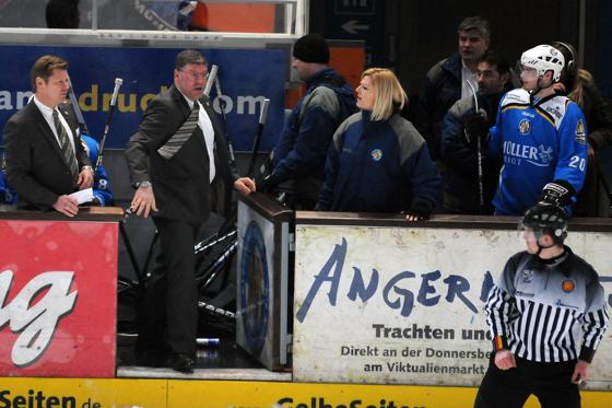 Pat Cortina war mit den Entscheidungen des Schiedsrichtergespanns im Derby gegen Landshut nicht ausschließlich zufrieden.	Foto: Heike Feiner