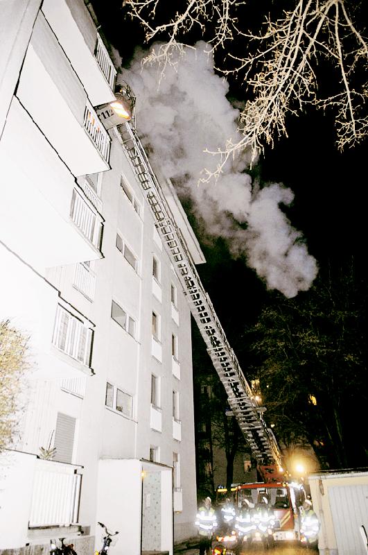 Dicke Rauchschwaden drangen aus der Wohnung im vierten Stock.	Foto: Feuerwehr