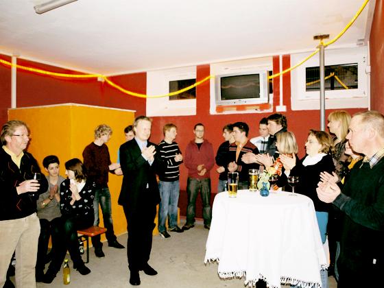 Bürgermeister Robert Niedergesäß (Bildmitte) applaudiert den Neufarner Jugendlichen, die die Räume gestaltet haben.	Foto: Ederer