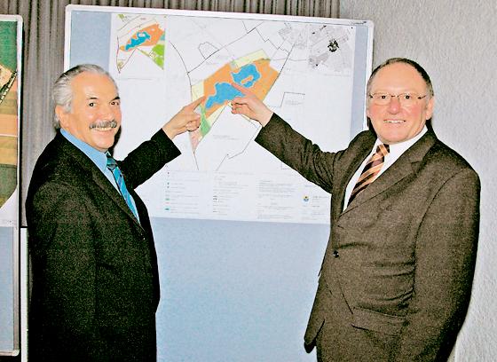 Hier soll sie gebaut werden, die Therme: Die Bürgermeister Rolf Zeitler (links) und Josef Riemensberger zeigen den Standort der geplanten Einrichtung am Hollerner See. 	Foto: ba