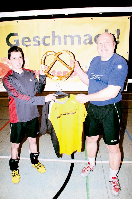 Christian Gebhardt (links) übergab Abteilungsleiter Erwin Sicheneder die neuen Trikots.	Foto: Privat