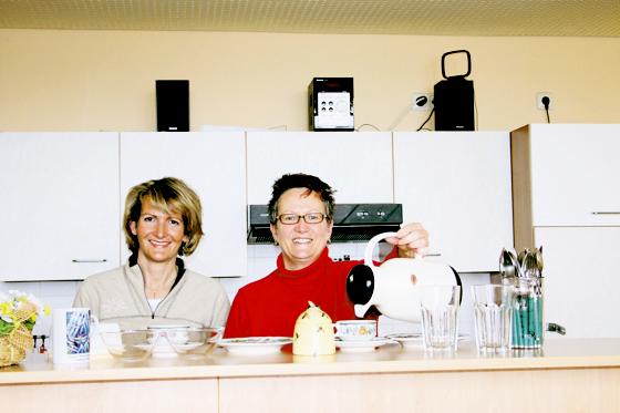 Zu den fleißigen Müttern, die in der Oberhachinger Hauptschule Frühstück anbieten gehören Sabine Feichtmeier und Doris Wallner. 	Foto: Woschée