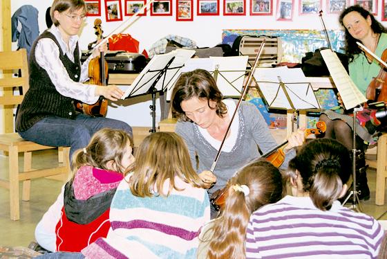 Die Musiker des Bayerischen Rundfunks erklärten den Kindern ihre Instrumente. Foto: Privat