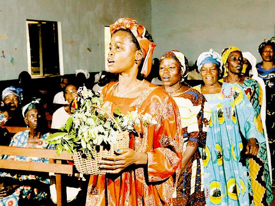 Frauen in Kamerun bei einer Prozession im Gottesdienst.	Foto: WGT-Komitee