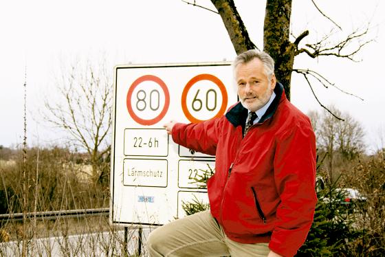 Wenn das Innenministerium »Ja« sagt, darf auf der A 995 in Höhe des Hachinger Tals nur noch maximal 80 km/h gefahren werden. Bürgermeister Jörg Pötke freut sich für die Bewohner von Taufkirchen am Wald. 	Foto: Woschée