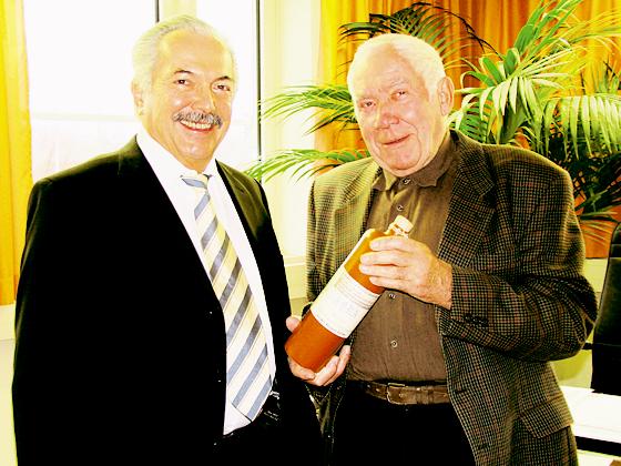 Bürgermeister Rolf Zeitler (links) war der erste, der eine Kostprobe des »Jubiläumsliquers« von Wolfgang Christoph erhielt. 	Foto: Privat