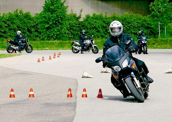 Sicher im Sattel werden Biker bei einem Motorradtraining auf den ADAC-Fahrsicherheitsanlagen.