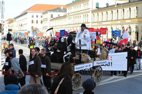 Rund 700 Teilnehmer demonstrierten vergangenen Samstag in der Münchner Innenstadt gegen Menschenrechtsverletzungen in der Psychiatrie. Foto: KVPM