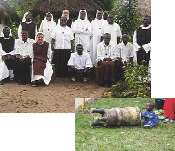 Schwester Eva-Maria (Foto ganz oben, 4. v. li.) im Kreise ihrer Kollegen vom Krankenhaus in Kabinda. Getrommelt wird am Sonntag auch in Pliening am Afrikatag. 	Foto: Privat