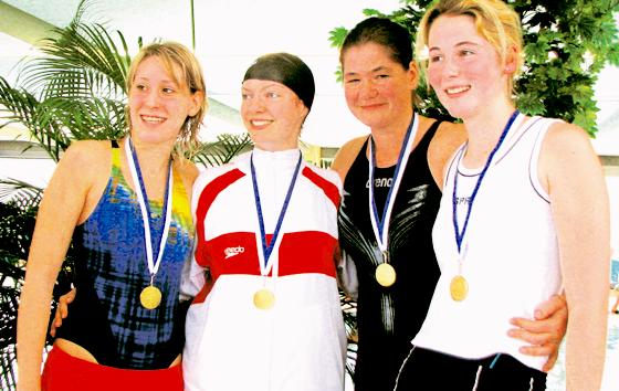 Franziska Szabo, Stephanie Vogl, Yvonne Prosser und Kathrin Winkelhardt freuen sich über die Medaille für ihren ersten Platz. 	Foto: Verein