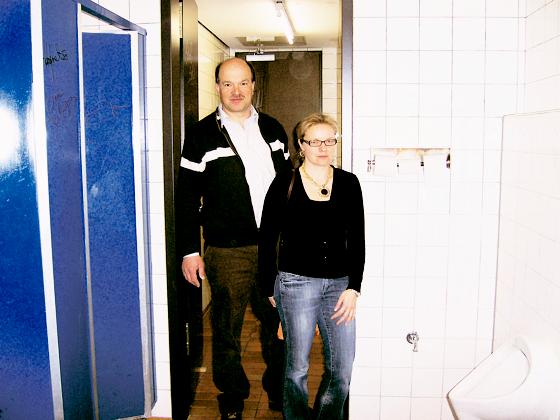 Gregori Serafim, Vorstand des Elternbeirats, und Karin Ruscher vom Förderverein der Grundschule fordern die Sanierung der Toiletten. 	Foto: Delgado