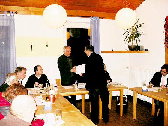 Dr. Hans-Peter Ketterl überreicht Frank Otto die Unterschriftensammlung, die sich für den aktuellen Bebauungsplan der ehemalige Ziegelei Deck ausspricht.	Foto: Privat