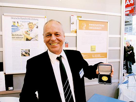 Eine Auszeichnung, auf die man stolz sein kann: Firmeninhaber Werner Lutz auf der Münchner Handwerksmesse.	Foto: VA