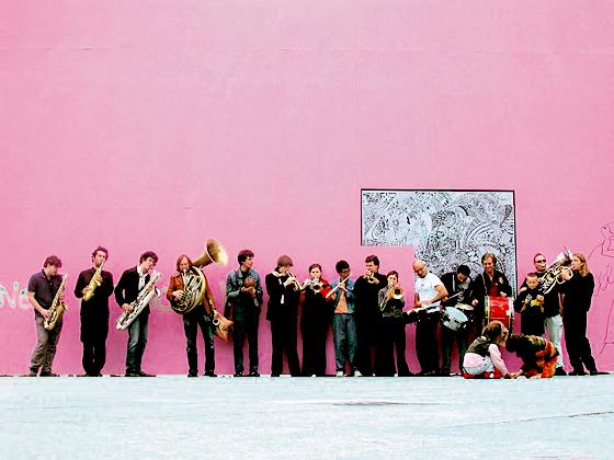 Die »Express Brass Band« sorgt für die musikalische Umrahmung des Jubiläumsfestes im Kulturzentrum Trudering. Foto: Agentur