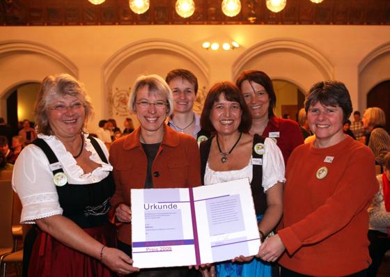 Von links: Hanne Güntner (IMMA), Gratulantin und Gleichstellungskommissionsvorsitzende Lydia Dietrich, Miriam Vath (Frauennotruf), Christine Rudolf-Jilg (AMYNA), Maike Bublitz (Frauennotruf) und Sibylle Härtl (AMYNA).  Foto: Stadt