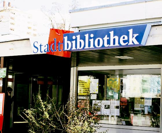 Anstelle der kleinen Stadtbibliothek soll in der Blodigstraße eine mehrgeschossige Bücherei mit rund 1.500 Quadratmetern Fläche entstehen.	Foto: js