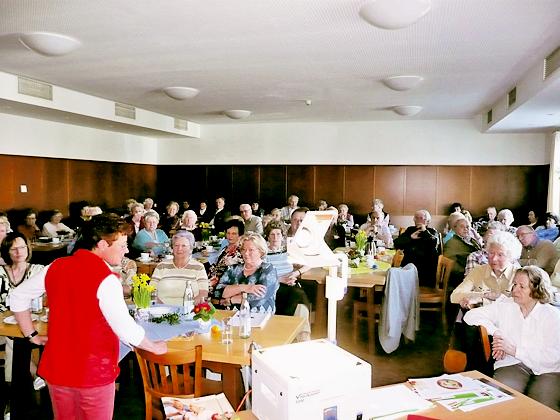 Konzentriert lauschten die Besucher Ulrike Urban bei ihrem Vortrag über Ernährung im Alter.	Foto: VA