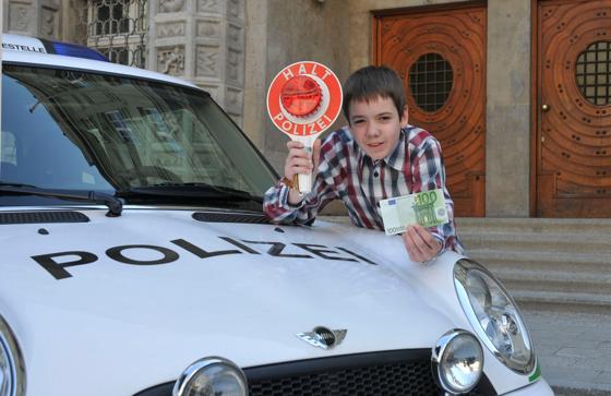 Für seinen mutigen Einsatz wurde der Schüler von der Polizei mit 100 Euro belohnt. Foto: Polizei