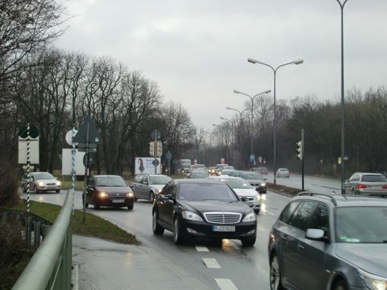 Die ampelgesteuerte „Blockabfertigung“ am Isarring bremst den fließenden Verkehr aus – sehr zum Ärger der Autofahrer.	Foto: ikb