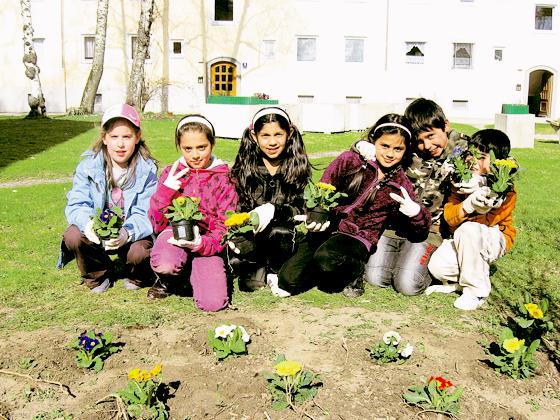 Tatkräftig machten die Kinder bei der Blumenpflanzaktion mit. 	Foto: VA