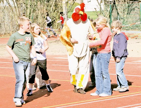 Ein menschengroßes Huhn stimmte die Grundschüler auf die nahenden Osterferien ein.	Foto: Privat