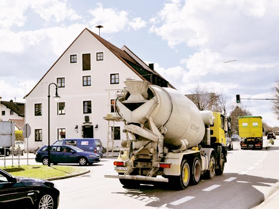 15.000 Fahrzeuge täglich: Hohenbrunn hat genug vom lärmenden Durchgangsverkehr.	Foto: Schwarz-Mehrens