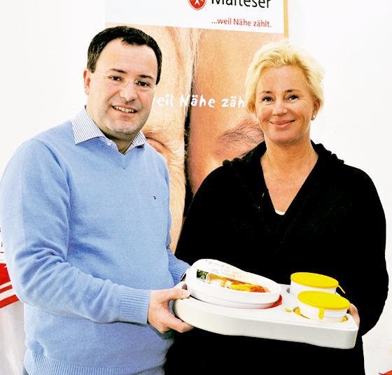 Martin Lanzinger und Lydia Staltner stellen das Projekt Malteser Mahlzeiten-Patenschaften in Taufkirchen vor. Foto: Schwarz-Mehrens