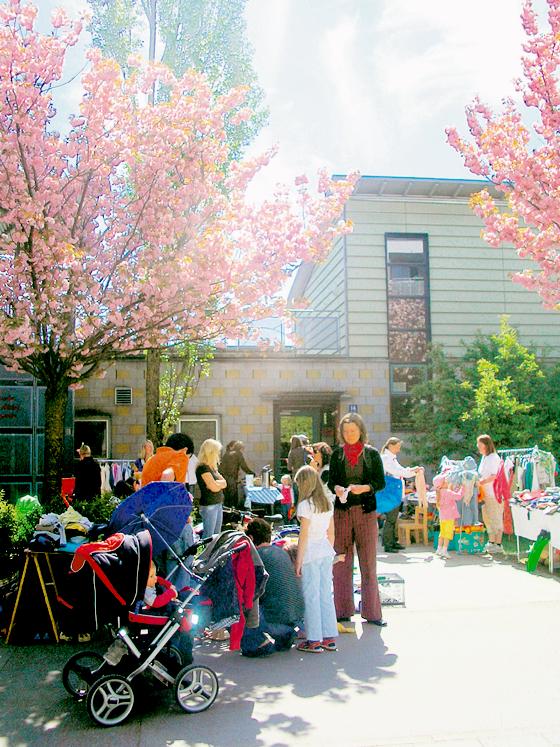 Unter blühenden Kirschbäumen findet der Flohmarkt statt.	Foto: VA