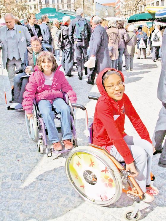 Im Gedränge mit Rollstühlen über den Viktualienmarkt: Gar nicht so einfach, merkten die Kinder. Foto: VA