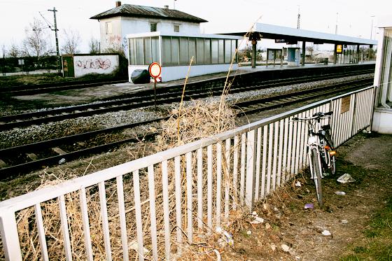 »Den S-Bahnhof dürfen S’ net fotografieren.«, meinte ein vorübereilender Bahnangestellter zur Fotografin. Auf deren Frage »Warum nicht?« kam die Antwort: »Weil der so greislich ist!«	Foto: gh