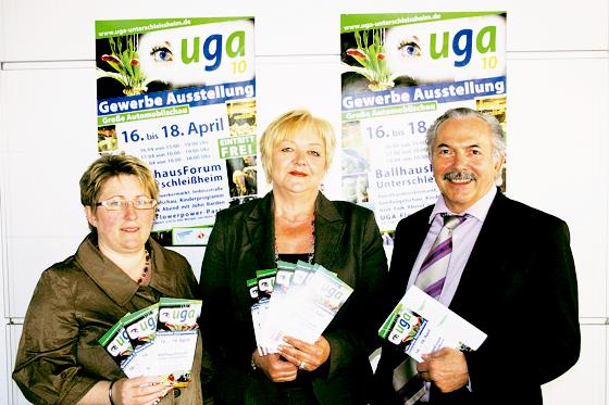 Freuen sich auf die neue UGA 2010: Margit Schuhmann, Barbara Lebetzki (beide Agentur Funkenzauber) und Bürgermeister Rolf Zeitler (v. li.).	Foto: an