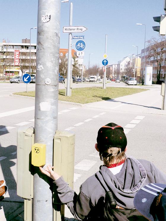 Die Teilnehmer testeten, ob Blinde wirklich sicher über die Straße gehen können. 	Foto: Privat