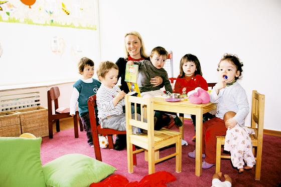 Isabel Fischer spricht mit den Kindern deutsch und spanisch. Von links nach rechts: Leyla, Jan, Vincent, Katharina und Nelly.	Foto: js
