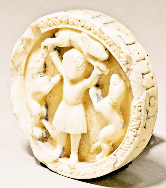 Spielstein mit Hasenjäger, Köln, 12. Jahrhundert aus Walrosszahn. 	Foto: Bayer. Nationalmuseum München, Bastian Krack