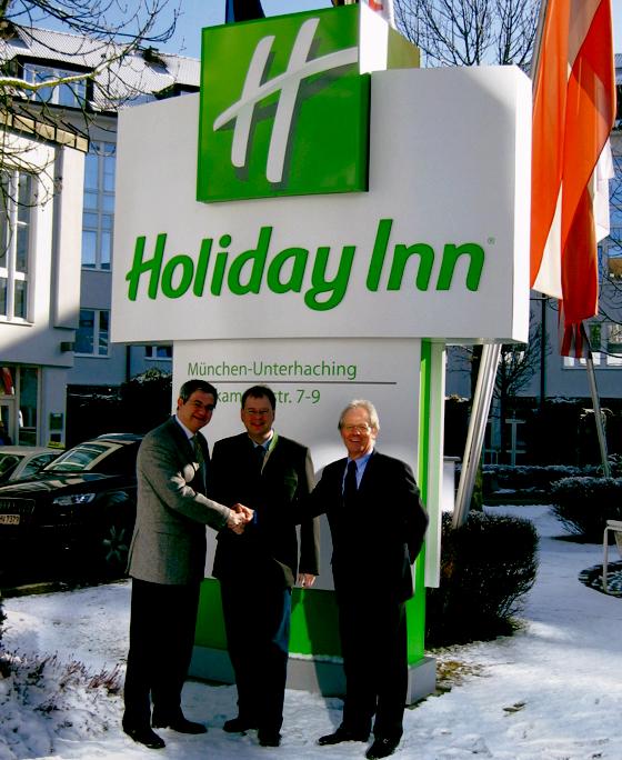 Uwe Schulze-Clewing (Holiday Inn), Bürgermeister Wolfgang Panzer, Rolf Uhlmann (Hoteldirektor Holiday Inn)