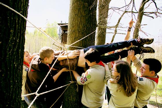 Ein Spinnennetz aus Seilen, aufgespannt zwischen Bäumen. Die Aufgabe: Alle aus der Gruppe müssen passieren, aber jeder durch eine andere Öffnung. Das funktioniert nur, wenn alle zusammenhelfen.	Foto: VA