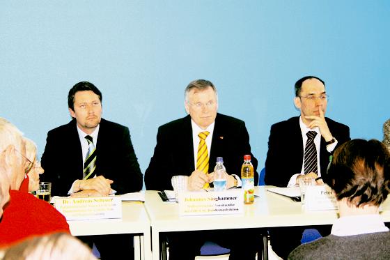 Andreas Scheuer, Johannes Singhammer und Peter Michalek (v.l.), Betriebsleiter DB Netz, bei der Verkehrskonferenz München-Nord.	Foto: js