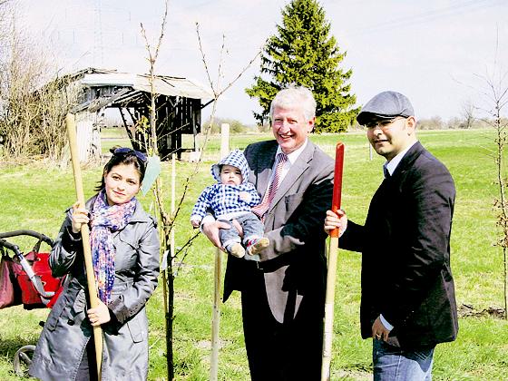 Bürgermeister Franz Schwarz in einer »tragenden« Rolle. Während die Eltern den Baum pflanzten, durfte er Baby Peyman halten.	Foto: VA