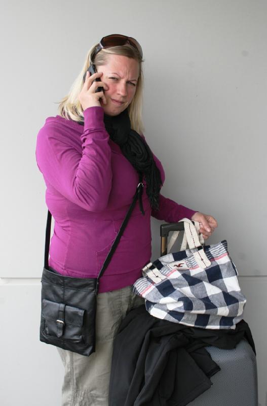 Kristina auf Mallorca: Mit gepackten Koffern versuchte sie, doch noch einen Rückflug nach München zu bekommen. Foto: Privat