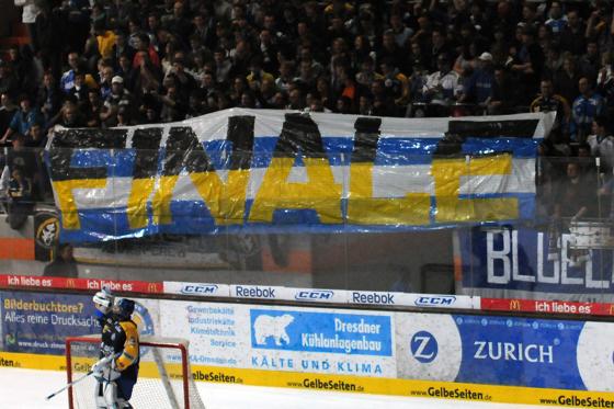 F-I-N-A-L-E skandierten die EHC-Fans beim Halbfinalspiel gegen die Tower Stars aus Regensburg. Foto: Heike Feiner