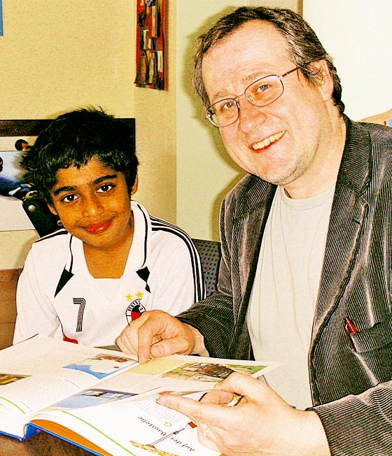 Patenkind Baveen Thevaranjith mit seinem Paten Stefan Wölfel.	Foto: VA