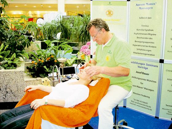 Bei einer Aurum Manus-Massage mit warmen Ölen und Edelsteinen verwöhnt Josef Bauer seine Kunden am pep point.