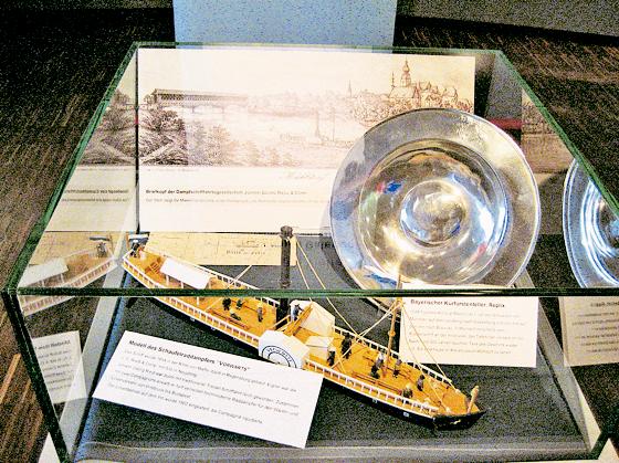 Modell des Schaufelraddampfers »Vorwärts« und Bayerischer Kurfürstenteller: Sie sind heute im Kreismuseum Mühldorf zu sehen. 	Foto: VA