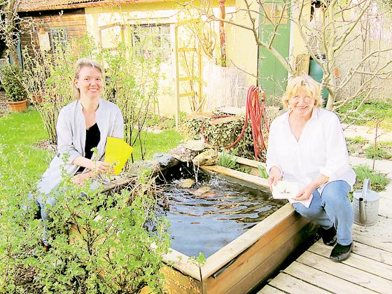 Claudia Hörter und Herta Linsmeier hoffen, das ihr »Talente-Brunnen« bald so munter sprudelt, wie der Brunnen in Herta Linsmeiers Garten. 	Foto: Woschée