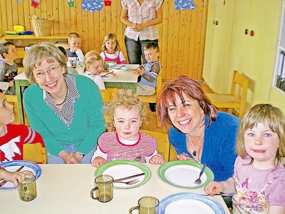 Heide Rieke (links) und Diana Stachowitz mit Kindern der Tagesstätte Edelstein.	Foto: VA
