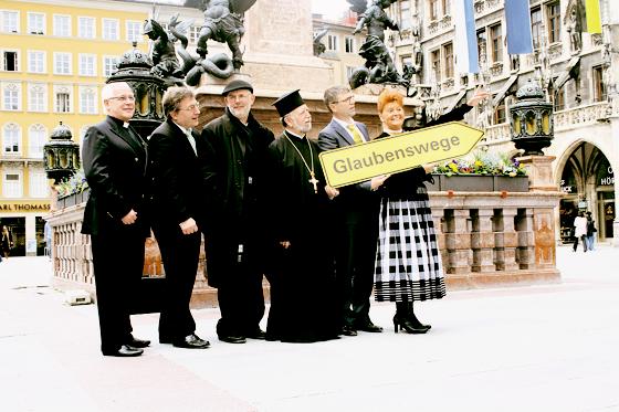 Namhafte Münchner Vertreter der verschiedenen Religionen präsentierten neben Tourismuschefin Weishäupl (1.v.r.) den neuen Rundgang. Foto: js
