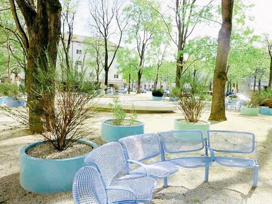 Hübsch hergerichtet mit vielen Plätzen zum Ratschen und Spielmöglichkeiten für Erwachsene präsentiert sich der Karl-Preis-Platz.	Foto: pb